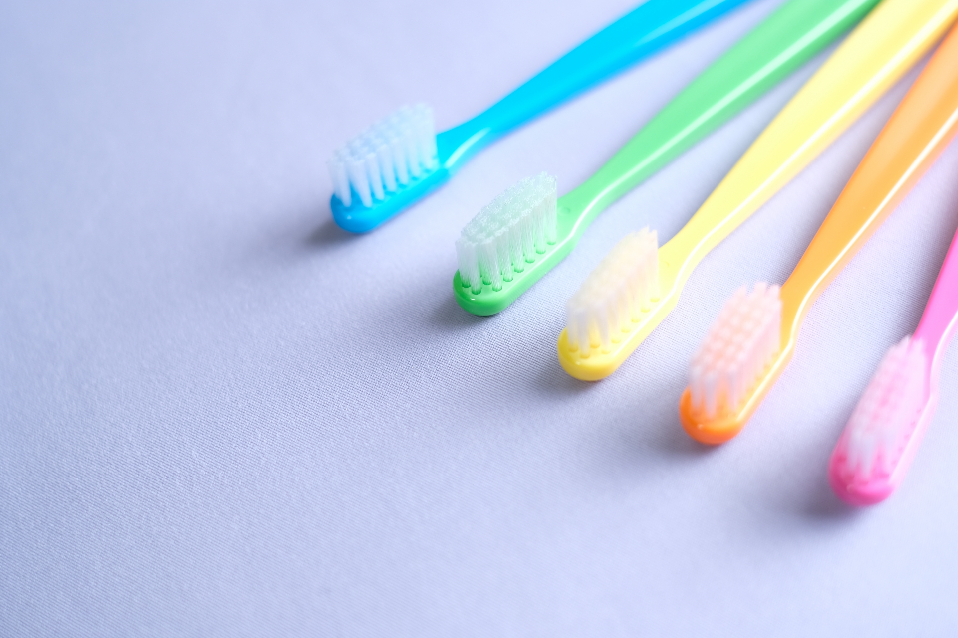 生まれつき永久歯がないのですが(先天性欠損歯)、乳歯が抜けてしまいました。そのまま放置しておいて構いませんか?(20歳代 男性)