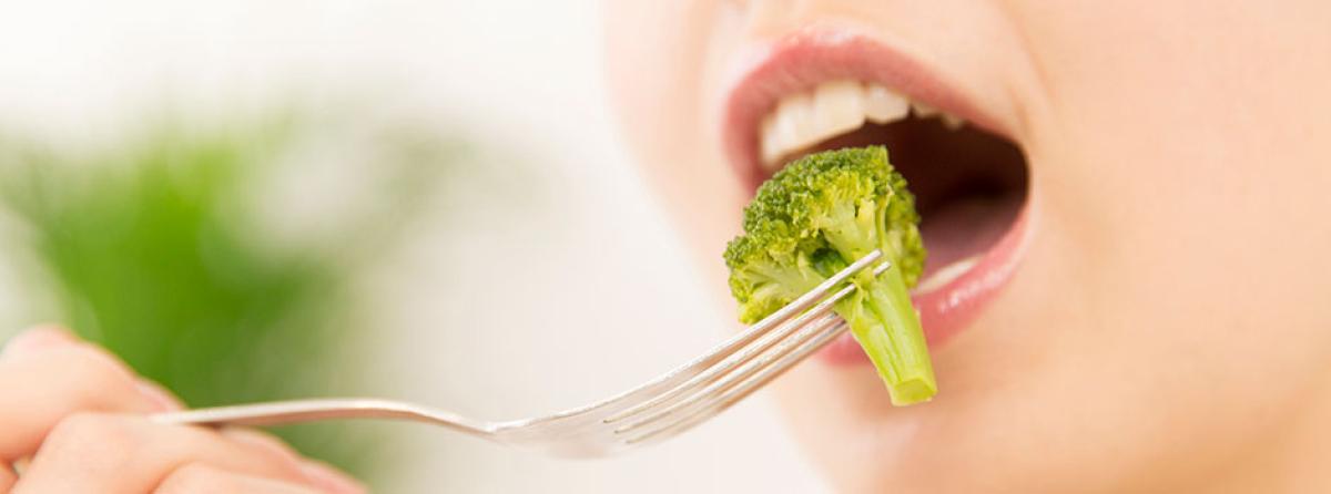 入れ歯を密着させているのは「唾液」!